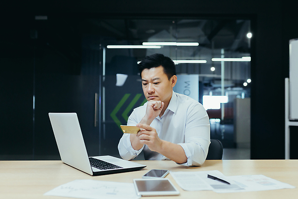 포토 JPG 해외이미지 직업 남자 돈 생각 인터넷 비즈니스 사업가 노동자 스트레스 피곤 한명 사람 금융 노트북 스마트폰 컴퓨터 사무실 공책 비즈니스맨 신용카드 계산 좌절 고민 걱정 결제 문제 온라인 책임자 계산서 전자상거래 빈털터리 파산 렌탈 심각 예산 우울증 위기 적자 브레인스토밍 해외202310 해외포토 1 감정 컨셉 문구용품 경제 전자제품 핸드폰 스마트기기 직장인 재산 질병 파일형식