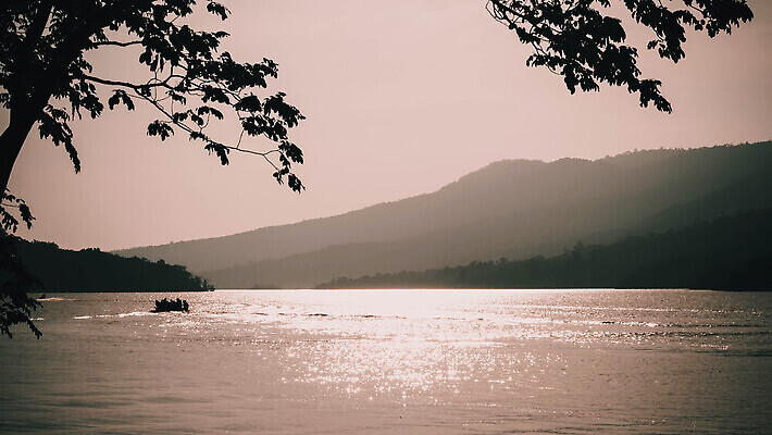 포토 JPG 해외이미지 나무 구름 실루엣 호수 컬러 여행 백그라운드 오렌지 태국 자연 하늘 아침 풍경 사람없음 야외 빨간색 초록색 물 여름 파란색 빛 강 햇빛 태양 뷰티 반사 일출 황혼 봄 새벽 저녁 숲 내추럴 절정 해외202310 해외포토 주간 자연요소 식물 계절 아시아 과일 촬영기법 노을 일몰 야간 생태계 파일형식