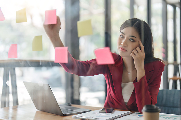 포토 JPG 해외이미지 직업 디자인 응시 여자 행복 종이 스티커 생각 회사 비즈니스 사업가 유리 성공 설계 아이디어 직장 실내 한명 미소 사람 성인 노트북 사무실 뷰티 쪽지 정보 업무 작업 비즈니스우먼 계획 종업원 분석 경영자 마케팅 어려움 조언 브레인스토밍 해외202310 해외포토 1 시선 감정 컨셉 재질 표정 내부 전자제품 직장인 리더 파일형식