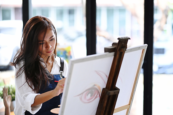 포토 JPG 해외이미지 응시 여자 미술 한명 동양인 상반신 성인 앞치마 그리기 창가 이젤 그림 캔버스 성인여자한명만 해외202310 해외포토 1 시선 창문 모션 문화예술 사람 인종 미술도구 여자한명만 성인여자만 파일형식