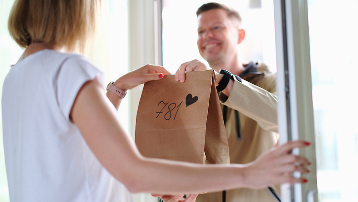 포토 JPG 해외이미지 직업 여자 종이 음식 인터넷 비즈니스 교통시설 노동자 거리 주택 한명 쇼핑 문 상점 표현 업무 배달원 구매 우체부 고객 서비스 속도 주기 주부 테이크아웃 패키지 질서 온라인 주소 돌봄 분배 해외202310 해외포토 1 교통 모션 사람 건물 예절 작업 시설 파일형식