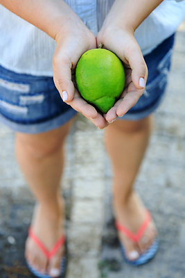 포토 JPG 해외이미지 라이프스타일 손 여자 컬러 과일 손가락 귤 건강 한명 사람 성인 사람없음 아웃포커스 가로 컬러풀 뷰티 노란색 유행 주스 화장품 회색 표현 신선 잡기 못 화려 구매 손톱관리 레몬 광택 비타민 건강식 돌봄 신맛 채식주의자 스타일 여자한명만 해외202310 해외포토 1 음료 음식 컨셉 모션 촬영기법 생활 신체부위 쇼핑 공구 맛 네일아트 채식 영양소 여자만 파일형식