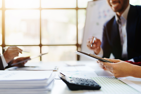 포토 JPG 해외이미지 직업 백그라운드 컨셉 비즈니스 CEO 사업가 통신 성공 그래프 협력 설계 설명 사람 인종 세명 금융 경제 노트북 컴퓨터 사무실 세일 계산기 성장 비즈니스맨 비즈니스우먼 계획 상담원 연결 토론 동료 계약 경영자 투자 해결 마케팅 업그레이드 예산 지원 브레인스토밍 해외202310 해외포토 여자 남자 관계 모션 문구용품 전자제품 장비 직장인 사무원 리더 파일형식