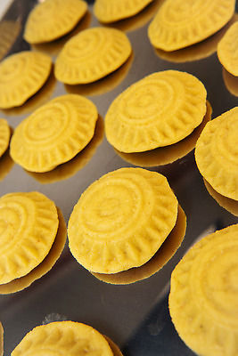 포토 JPG 해외이미지 전통 음식 백그라운드 디저트 부활절 사탕 요리 동양인 사람없음 쿠키 과자 빵집 견과류 신선 날짜 달콤 맛 설탕 굽기 지중해 먹기 가득함 반죽 대추 동쪽 칠면조 라마단 아랍어 페스츄리 피스타치오 맛있는 튀르키예 해외202310 해외포토 기념일 아시아 빵 바다 컨셉 모션 조류 인종 상점 구이 방향 파일형식