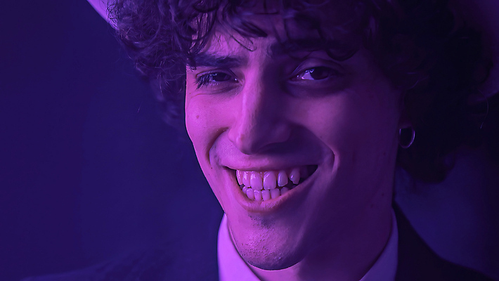 포토 JPG 해외이미지 모델 모자 라이프스타일 남자 행복 포즈 백그라운드 갈색머리 실내 건강 한명 서기 미소 웃음 사람 정장 유행 어둠 기쁨 표현 입 치아 싱글 긍정 초대 턱 고립 스타일 해외202310 해외포토 1 헤어스타일 잡화 옷 감정 컨셉 모션 표정 내부 생활 신체부위 소화기관 파일형식