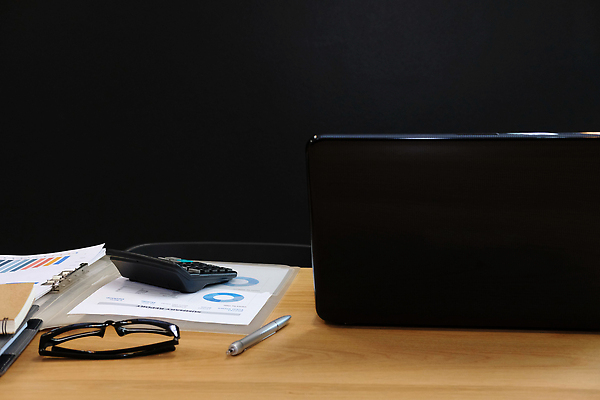 포토 JPG 해외이미지 교육 안경 컨셉 비즈니스 탁자 주택 직장 사람없음 노트북 컴퓨터 사무실 펜 디지털 공책 계산기 업무 작업실 책상 문서 해외202310 해외포토 잡화 가구 회사 문구용품 건물 전자제품 필기구 장비 작업 파일형식