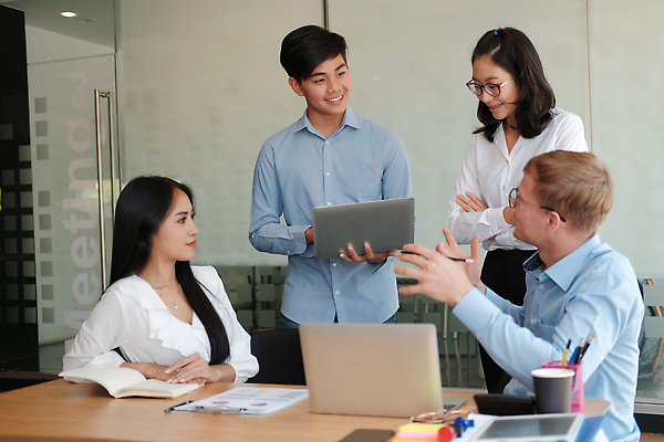 포토 JPG 해외이미지 직업 비즈니스 탁자 아이디어 직장 사람 여러명 금융 컴퓨터 사무실 펜 자료 공연 계산기 업무 작업 비즈니스맨 비즈니스우먼 작업실 상담원 토론 분석 동료 상담 경영자 문서 투자 수익 리뷰 투자자 프로젝트 해외202310 해외포토 여자 남자 가구 다수 컨셉 회사 관계 문구용품 이벤트 경제 전자제품 필기구 장비 직장인 사무원 리더 파일형식