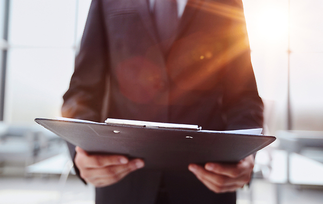 포토 JPG 해외이미지 직업 손 남자 포즈 컨셉 비즈니스 사업가 통신 성공 한명 서기 사람 정장 성인 사람없음 사무실 유행 검은색 중국 거래 잡기 업무 비즈니스맨 고급 우아함 가죽 스마트 경영자 면접 파일 상업 폴더 개성 바인더 경영 성격 심각 정중 스타일 해외202310 해외포토 1 옷 아시아 컬러 모션 신체부위 사무용품 작업 직장인 리더 파일형식