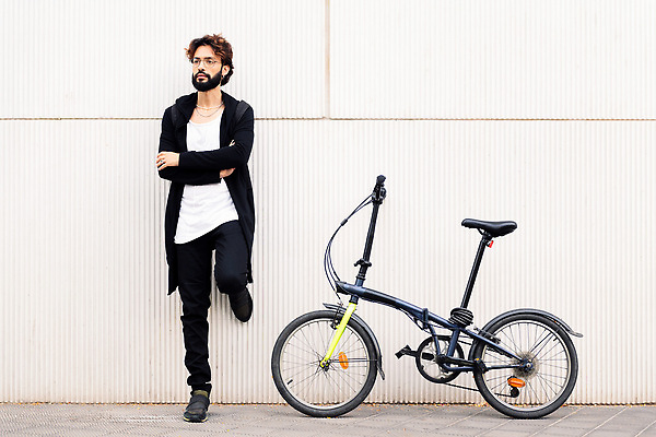 포토 JPG 해외이미지 학생 라이프스타일 남자 벽 수염 한명 서기 사람 성인 야외 가로 유행 자전거 기댐 흰색 도시 시원함 에코 순환 시티라이프 유지 심각 접기 스타일 힙스터 카피스페이스 해외202310 해외포토 1 패션 컬러 컨셉 모션 생활 환경 바이크 공백 파일형식