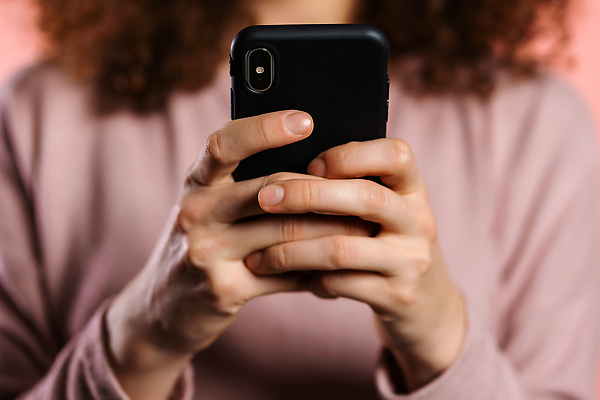 포토 JPG 해외이미지 직업 학생 응시 여자 행복 백그라운드 인터넷 통신 성공 모바일 휴식 실내 한명 미소 사람 20대 야외 스마트폰 핸드폰 사무실 독서 뷰티 달러 스크린 게임 잡기 도시 비즈니스우먼 네트워크 메시지 스마트 소셜 승자 의사소통 채팅 해외202310 해외포토 1 시선 감정 컨셉 돈 비즈니스 모션 놀이 표정 청년 내부 전자제품 스마트기기 직장인 파일형식