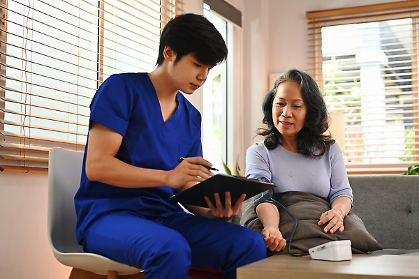 포토 JPG 해외이미지 여자 노년 남자 의자 창문 앉기 상반신 성인 두명 소파 펜 진료 의사 블라인드 혈압계 서류판 혈압측정 해외포토 가구 의학 의료기기 모션 사람 필기구 사무용품 의료진 커튼 측정 혈압 파일형식