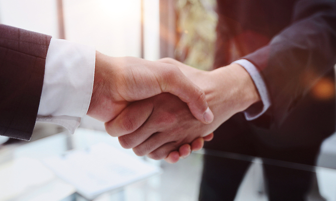 포토 JPG 해외이미지 백인 직업 손 남자 비즈니스 사업가 성공 악수 실내 서기 사람 정장 성인 사람없음 사무실 모니터 거래 인사 비즈니스맨 고급 우아함 스마트 책상 흔들림 면접 파일 옷입기 폴더 전자 팔 S 경영 정중 진짜 스타일 해외202310 해외포토 서양인 알파벳 옷 가구 컨셉 모션 손짓 내부 신체부위 컴퓨터 예절 직장인 파일형식