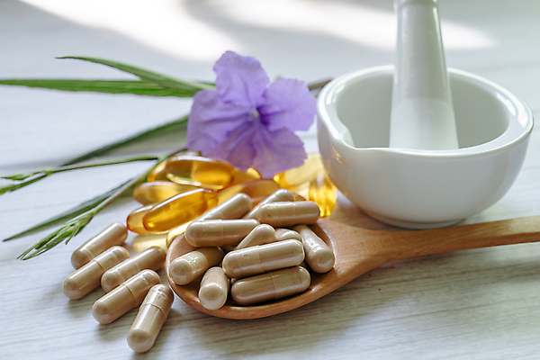 포토 JPG 해외이미지 무료이미지 꽃 건강 사람없음 알약 약 숟가락 허브 유기농 절구 절구방아 나무배경 해외202310 해외포토 식물 웰빙 백그라운드 의학 수저 도구 파일형식 무료콘텐츠