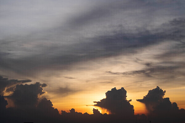 포토 JPG 해외이미지 구름 백그라운드 오렌지 자연 하늘 아침 날씨 사람없음 야외 파란색 컬러풀 뷰티 환경 어둠 힘 황혼 일몰 새벽 서식 장면 부드러움 폭풍 내추럴 해외202310 해외포토 주간 자연요소 컬러 과일 노을 감각 생태계 파일형식