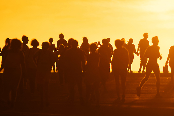 포토 JPG 해외이미지 라이프스타일 남자 실루엣 바다 여행 자연 하늘 휴가 함께함 건강 사람 사람없음 야외 물 여름 햇빛 태양 걷기 황혼 일몰 기쁨 자유 그룹 군중 저녁 주말 해외202310 해외포토 자연요소 계절 감정 컨셉 모션 촬영기법 생활 노을 야간 생태계 파일형식