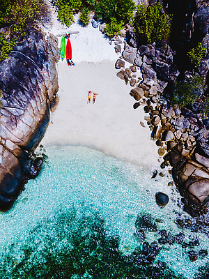 포토 JPG 해외이미지 커플 여자 남자 아시아 모래 바다 섬 여행 태국 자연 휴가 열대 손바닥 사람 야외 두명 물 여름 파란색 맑음 흰색 고급 산호 크리스탈 휴양지 카약 암초 남쪽 석호 항공촬영 드론 안다만 이국적 터키석 파라다이스 해외202310 해외포토 자연요소 손 계절 나라 뷰포인트 컬러 컨셉 관계 날씨 장소 수상스포츠 자포동물 광석 보석 방향 생태계 파일형식