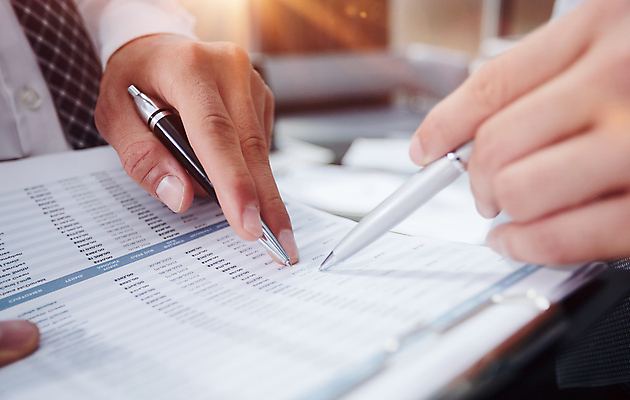 포토 JPG 해외이미지 무료이미지 손 비즈니스 신체부위 사무실 펜 가리킴 잡기 업무 비즈니스맨 비즈니스우먼 보고서 문서 해외202310 해외포토 여자 남자 모션 사람 손짓 필기구 작업 직장인 파일형식 무료콘텐츠