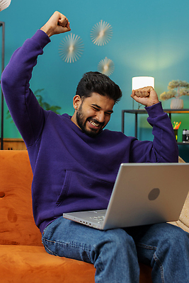 포토 JPG 해외이미지 주간 학생 라이프스타일 남자 거실 비즈니스 성공 스트레스 아파트 주택 기념 한명 노트북 컴퓨터 소파 공책 놀람 표현 우승 행운 뉴스 바이러스 라틴아메리카 인도인 흥분 긍정 온라인쇼핑 충격 히스패닉 재택근무 반응 비명 소셜미디어 프리랜서 혼란 힌두교 해외202310 해외포토 자연요소 외국인 직업 1 감정 종교 컨셉 의자 문구용품 표정 아메리카 사람 동양인 건물 생활 전자제품 쇼핑 최고 온라인 파일형식