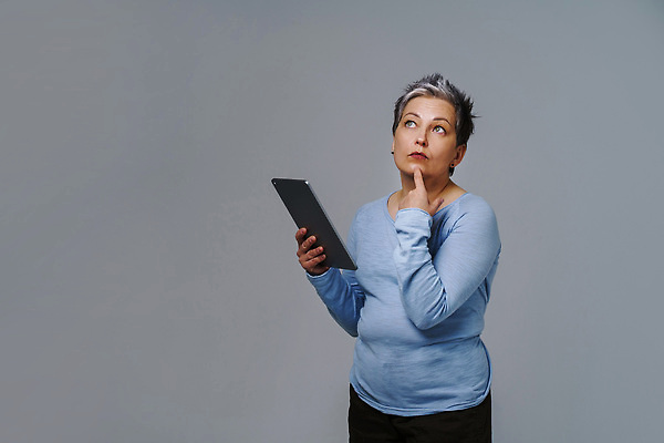 포토 JPG 해외이미지 백인 라이프스타일 여자 노년 행복 중년 50대 인터넷 비즈니스 통신 무선통신 기술 실내 한명 사람 성인 금융 스마트폰 컴퓨터 태블릿 알약 디지털 작업 직장인 자신감 연결 은퇴 와이파이 온라인쇼핑 연금 카피스페이스 해외202310 해외포토 서양인 직업 1 감정 내부 생활 경제 전자제품 핸드폰 스마트기기 쇼핑 약 공백 무선인터넷 온라인 파일형식