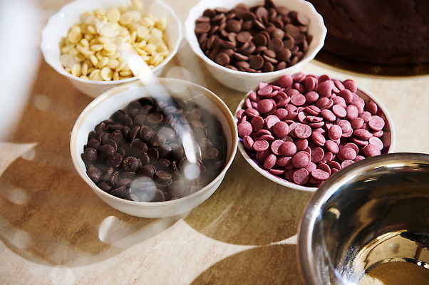 포토 JPG 해외이미지 음식 백그라운드 다이어트 재료 디저트 건강 사탕 요리 사람없음 장식 과자 초콜릿 어둠 우유 에너지 흰색 물방울 축하 생일 사발 달콤 맛 유혹 설탕 굽기 수집 유기농 날것 모음 성분 코코아 영양분 맛있는 해외202310 해외포토 웰빙 기념일 음료 컬러 컨셉 유제품 한글 사기그릇 구이 파일형식