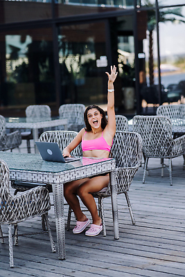 포토 JPG 해외이미지 모델 라이프스타일 여자 수영복 행복 감정 바다 여행 인터넷 신체 비즈니스 휴가 휴식 갈색머리 한명 미소 사람 성인 야외 물 여름 노트북 비키니 뷰티 유행 맑음 공책 작업 휴양지 충격 온라인 승자 해외202310 해외포토 자연요소 1 헤어스타일 옷 계절 컨셉 날씨 문구용품 표정 생활 전자제품 장소 파일형식