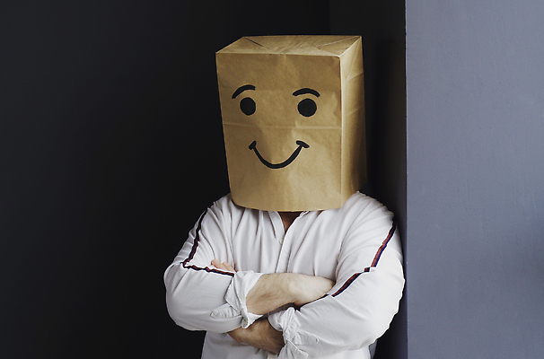 포토 JPG 해외이미지 남자 얼굴 표정 한명 상반신 성인 앞모습 종이봉투 팔짱 가림 성인남자한명만 해외202310 해외포토 1 뷰포인트 모션 봉투 사람 신체부위 남자한명만 성인남자만 파일형식