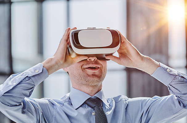 포토 JPG 해외이미지 남자 안경 지구 비즈니스 사업가 놀이 미래 고글 기술 실내 미소 사람없음 노트북 컴퓨터 글로벌 사무실 지구본 3D 헤드폰 행성 네트워크 연결 사이버 흥분 경영자 리더 전자 방송 덩어리 혁명 경영 혼자 가상 인터랙티브 현실 해외202310 해외포토 직업 잡화 감정 음향기기 컨셉 표정 사람 내부 전자제품 우주 디지털합성 파일형식