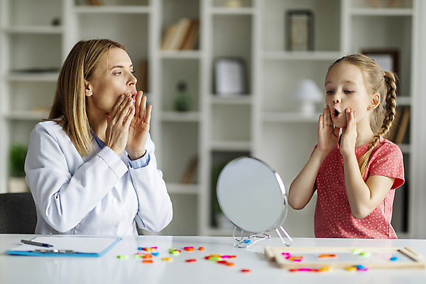 포토 JPG 해외이미지 응시 여자 어린이 말하기 상반신 성인 두명 교사 소리 거울 환자 의사 가르침 흉내 연습 손모으기 테라피 치료사 여자만 해외202310 해외포토 직업 시선 교육 의학 모션 사람 손짓 뷰티 의료진 파일형식