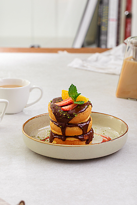 포토 JPG 해외이미지 접시 음식 과일 부분 딸기 아침 요리 사람없음 옆모습 세로 쌓기 초콜릿 식사 카페 신선 달콤 아침식사 민트 메뉴 시럽 팬케이크 해외202310 해외포토 주간 식기 뷰포인트 모션 디저트 케이크 상점 맛 허브 파일형식