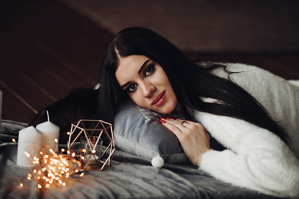 포토 JPG 해외이미지 백인 1 긴머리 계절 백그라운드 크리스마스장식 크리스마스 겨울 조명 실내 선물 한명 사람 이벤트 내부 장식 빛 장난감 뷰티 크리스마스트리 축하 분위기 검은머리 스웨터 보케 마법 전나무 난쟁이 다락방 해외202310 해외포토 서양인 나무 헤어스타일 기념일 컨셉 상의 파일형식