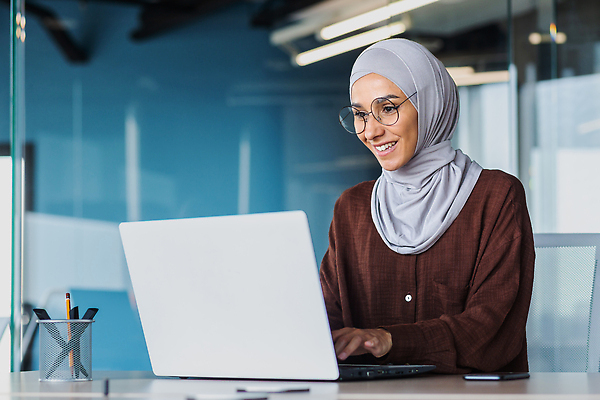 포토 JPG 해외이미지 직업 학생 응시 여자 행복 비즈니스 중동 사업가 성공 한명 미소 사람 동양인 노트북 스터디 사무실 뷰티 세일 업무 비즈니스우먼 자신감 어플리케이션 이슬람교 인도인 종업원 스마트 서비스 경영자 비서 온라인 경영 마케팅 소프트웨어 프로젝트 사용자 튀르키예 해외202310 해외포토 외국인 1 시선 감정 나라 아시아 종교 컨셉 표정 인종 전자제품 학습 작업 직장인 리더 파일형식