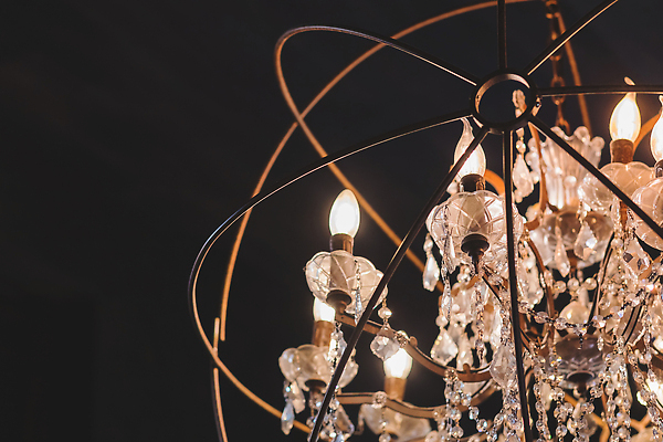 포토 JPG 해외이미지 모양 디자인 전구 건축양식 유리 호텔 매달리기 미술 사람없음 내부 장식 빛 뷰티 유행 세일 상점 검은색 어둠 수확 골동품 흰색 램프 화려 황금 클래식 고급 우아함 크리스탈 보석 극장 묘사 천장 복고 샹들리에 다이아몬드 빛망울 고립 빅토리아 옛날 스타일 해외202310 해외포토 건축 컬러 컨셉 농업 모션 재질 숙소 문화예술 조명 광석 파일형식