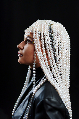 포토 JPG 해외이미지 백인 모델 직업 손가락 미래 한명 이벤트 옆모습 빛 반사 페인트 화장품 공연 할로윈 화려 고급 은색 신비 손톱관리 비밀 크리스탈 보석 피부 가발 예술가 다이아몬드 공상 숨기 환상 스타일 여자한명만 벨벳 해외202310 해외포토 서양인 1 손 뷰포인트 컬러 컨셉 모션 사람 신체부위 뷰티 네일아트 광석 실크 여자만 파일형식