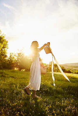 포토 JPG 해외이미지 모자 라이프스타일 드레스 여자 행복 자연 휴가 휴식 건강 한명 웃음 사람 야외 가로 여름 빛 햇빛 태양 뷰티 바구니 걷기 맑음 화목 일몰 봄 산책 꿈 낭만 자유 광선 흰색 시골 주말 빛망울 돌리기 무료 캐모마일 해외202310 해외포토 자연요소 1 잡화 옷 계절 꽃 감정 컬러 컨셉 모션 날씨 표정 생활 노을 허브 생태계 파일형식