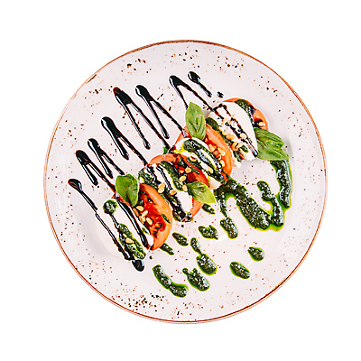 포토 JPG 해외이미지 접시 음식 토마토 부분 요리 사람없음 식당 식사 이탈리아 샐러드 메뉴 바질 모짜렐라치즈 카프레제 페스토 해외202310 해외포토 식기 유럽 채소 치즈 상점 소스_음식 파일형식