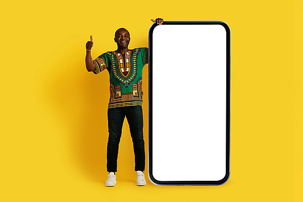 포토 JPG 해외이미지 전신 남자 백그라운드 한명 서기 성인 스마트폰 노란색 스크린 잡기 따봉 목업 성인남자한명만 카피스페이스 해외포토 1 컬러 모션 사람 핸드폰 스마트기기 공백 최고 남자한명만 성인남자만 파일형식