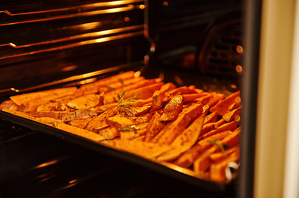 포토 JPG 해외이미지 라이프스타일 접시 음식 조각 다이어트 재료 관리 요리 사람없음 주방 식당 요리사 식사 튀김 고명 오븐 맛 그릴 굽기 은박지 준비 유기농 주부 채식 뿌리 영양 로즈메리 건강식 점심식사 영양분 채식주의자 탄수화물 개조 맛있는 해외202310 해외포토 직업 식기 웰빙 컨셉 주방용품 건강 생활 상점 가전제품 구이 허브 파일형식