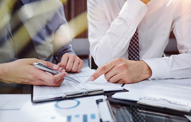 포토 JPG 해외이미지 직업 손 종이 비즈니스 사업가 그래프 협력 설계 아이디어 실내 창조 대화 사람 사람없음 금융 경제 노트북 사무실 펜 스크린 인포그래픽 비즈니스맨 그룹 수술 엔지니어 토론 종업원 책상 분석 동료 보고서 문서 회계 경영 마케팅 예산 지능 목차 표현성 브레인스토밍 해외202310 해외포토 남자 가구 컨셉 의학 관계 말하기 내부 신체부위 치료 전자제품 필기구 직장인 기술자 파일형식