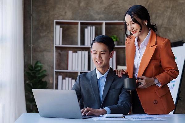 포토 JPG 해외이미지 직업 비즈니스 통신 성공 그래프 설계 사람 두명 금융 경제 노트북 컴퓨터 사무실 펜 자료 계산기 정보 성장 업무 작업 비즈니스맨 그룹 계산 계획 토론 책상 분석 보고서 경영자 문서 투자 회계 경영 계좌 마케팅 세금 수입 예산 프로젝트 회계사 브레인스토밍 해외202310 해외포토 남자 가구 컨셉 문구용품 전자제품 필기구 장비 직장인 리더 파일형식