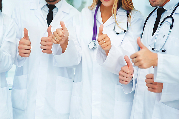 포토 JPG 해외이미지 직업 학생 손 교육 행복 컨셉 유니폼 청진기 회의 건강 병원 두명 치료 약 믿음 시험 의사 그룹 연습 서비스 긍정 방문 테라피 감탄 우수 인턴 해외202310 해외포토 옷 감정 비즈니스 의학 의료기기 사람 신체부위 뷰티 의료진 절기 파일형식