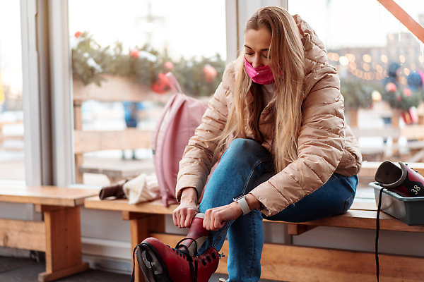 포토 JPG 해외이미지 라이프스타일 손 계절 여자 스포츠 신발 크리스마스 겨울 청소년 부츠 가면 한명 사람 앉기 취미 숫자 얼음 스케이트 스케이팅 준비 양발 운동화끈 전염병 착용 코로나바이러스 놓기 뉴노멀 해외202310 해외포토 레이스천 자연요소 문자 1 기념일 스포츠용품 모션 겨울스포츠 생활 신체부위 경제 직물 끈 바이러스 질병 파일형식