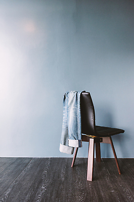 포토 JPG 해외이미지 라이프스타일 옷 남자 벽 휴식 주택 아이디어 매달리기 사람없음 장식 파란색 유행 수확 청바지 직물 면 우아함 천 질감 복고 섬유 옛날 콘크리트 스타일 해외202310 해외포토 컬러 컨셉 농업 바지 모션 사람 건물 생활 파일형식