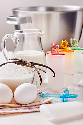 포토 JPG 해외이미지 음식 돈 재료 부분 유리 아이스크림 디저트 서기 사람없음 세트 수건 주방 계란 냉동 얼음 우유 추위 막대기 사발 달콤 맛 시원함 플라스틱 설탕 먹기 바닐라 섞기 핸드메이드 맛있는 해외202310 해외포토 자연요소 컨셉 모션 재질 유제품 위생용품 알 사기그릇 재산 파일형식