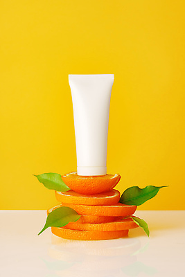 포토 JPG 해외이미지 무료이미지 조각 백그라운드 오렌지 단면 사람없음 노란색 쌓기 화장품 신선 풀잎 피부관리 향기 카피스페이스 해외202310 해외포토 컬러 잎 과일 모션 뷰티 공백 풀_식물 냄새 파일형식