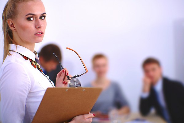 포토 JPG 해외이미지 손 여자 종이 의자 비즈니스 통신 아파트 주택 사람 앉기 경기 여러명 내부 장식 노트북 디지털 페인트 직물 잡기 팔레트 재산 수리 선택 건축가 그늘 디자이너 천 무선전화기 책상 오브젝트 파일 폴더 보여주기 청사진 주목 진짜 해외202310 해외포토 직업 스포츠 가구 다수 컨셉 모션 건물 신체부위 금융 전자제품 전화기 파일형식