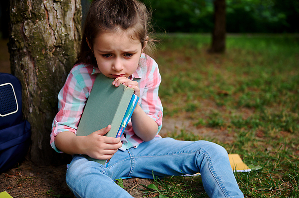 포토 JPG 해외이미지 백인 학생 라이프스타일 여학생 교육 딸 초등학생 어린이 교실 학교 자연 한명 사람 소녀 캐주얼 학습 귀여움 외침 찡그림 고독 9월 눈물 교과서 문제 걸음마 곤란 지능 혼자 해외202310 해외포토 서양인 1 옷 여자 감정 컨셉 가족 모션 교재 표정 생활 소리 날짜 생태계 파일형식