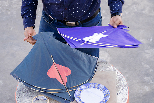 포토 JPG 해외이미지 전통 남자 아시아 종이 스포츠 바람 휴가 성인 사람없음 컬러풀 장난감 축제 축하 실 인도인 연 실타래 독립기념일 핸드메이드 힌두교 성인남자만 해외202310 해외포토 자연요소 외국인 기념일 나라 종교 컬러 컨셉 날씨 사람 동양인 놀이용품 독립 남자만 성인만 파일형식