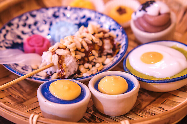 포토 JPG 해외이미지 전통 접시 아시아 문화 음식 컬러 여행 백그라운드 잎 태국 탁자 디저트 치즈 바나나 건강 손바닥 요리 사람없음 목재 장식 초록색 컬러풀 뷰티 노란색 케이크 식사 흰색 축하 신선 달콤 맛 아침식사 설탕 크림 코코넛 푸딩 점심식사 태국음식 페스츄리 핸드메이드 맛있는 해외202310 해외포토 나무 식물 식기 손 나라 빵 가구 컨셉 과일 재료 유제품 동양음식 파일형식