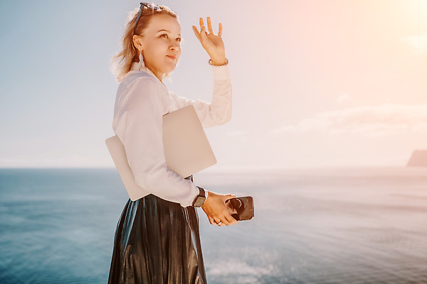 포토 JPG 해외이미지 직업 라이프스타일 여자 행복 커피 바다 여행 인터넷 비즈니스 통신 휴가 휴식 직장 관리 한명 사람 성인 해변 야외 물 노트북 컴퓨터 뷰티 여행객 공책 자유 타이핑 키보드 업무 작업 네트워크 바쁨 멀리 온라인 프리랜서 해외202310 해외포토 자연요소 1 감정 음료 컨셉 회사 문구용품 생활 전자제품 파일형식