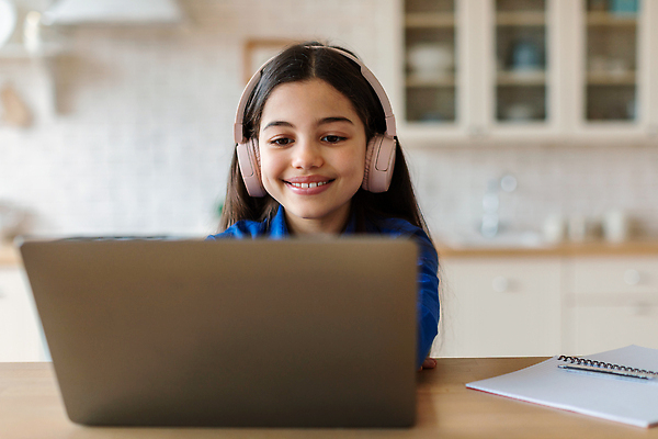 포토 JPG 해외이미지 여자 어린이교육 행복 청소년 수업 한명 상반신 앞모습 10대 노트북 학습 헤드셋 공책 강의 온라인 온라인강의 홈스쿨 홈스쿨링 십대여자한명만 해외202310 해외포토 1 교육 감정 뷰포인트 음향기기 문구용품 사람 전자제품 헤드폰 여자한명만 십대여자만 파일형식 언택트